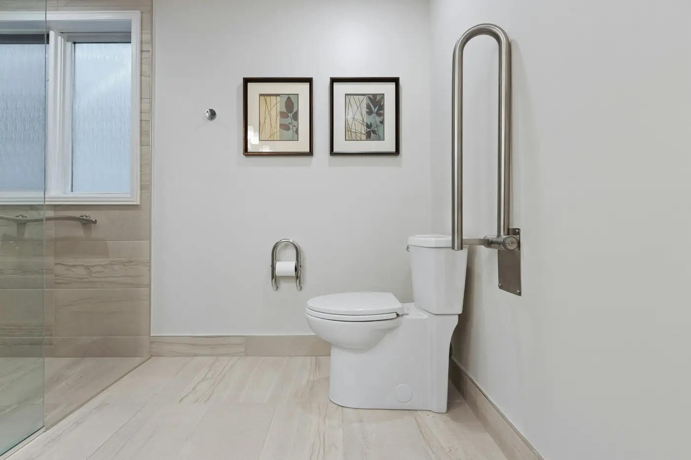 Un bagno accessibile con doccia a filo pavimento e maniglioni di sostegno