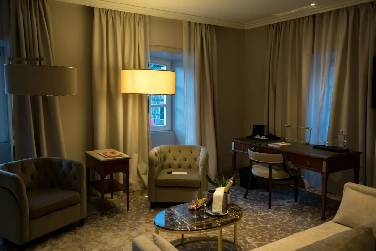 Ein Hotelzimmer mit Sesseln, Schreibtisch und sanftem Tageslicht