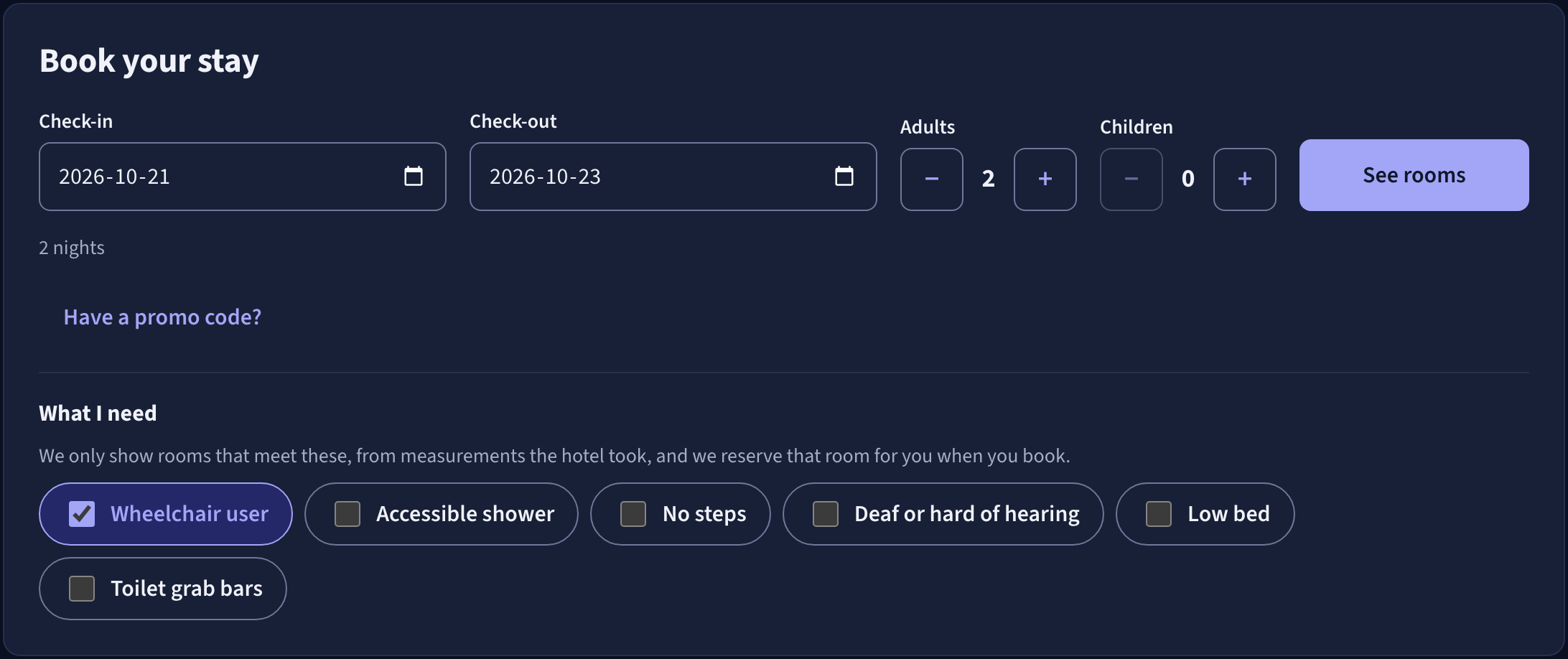 A pesquisa da página de reservas: datas de entrada e saída, adultos e crianças, e O que preciso, com Utilizador de cadeira de rodas marcado e, à escolha, duche acessível, sem degraus, surdo ou com perda auditiva, cama baixa e barras de apoio na sanita.