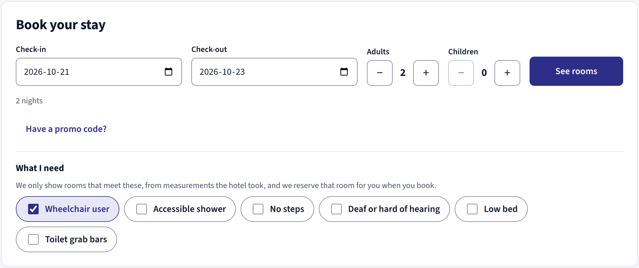 A pesquisa da página de reservas: datas de entrada e saída, adultos e crianças, e O que preciso, com Utilizador de cadeira de rodas marcado e, à escolha, duche acessível, sem degraus, surdo ou com perda auditiva, cama baixa e barras de apoio na sanita.