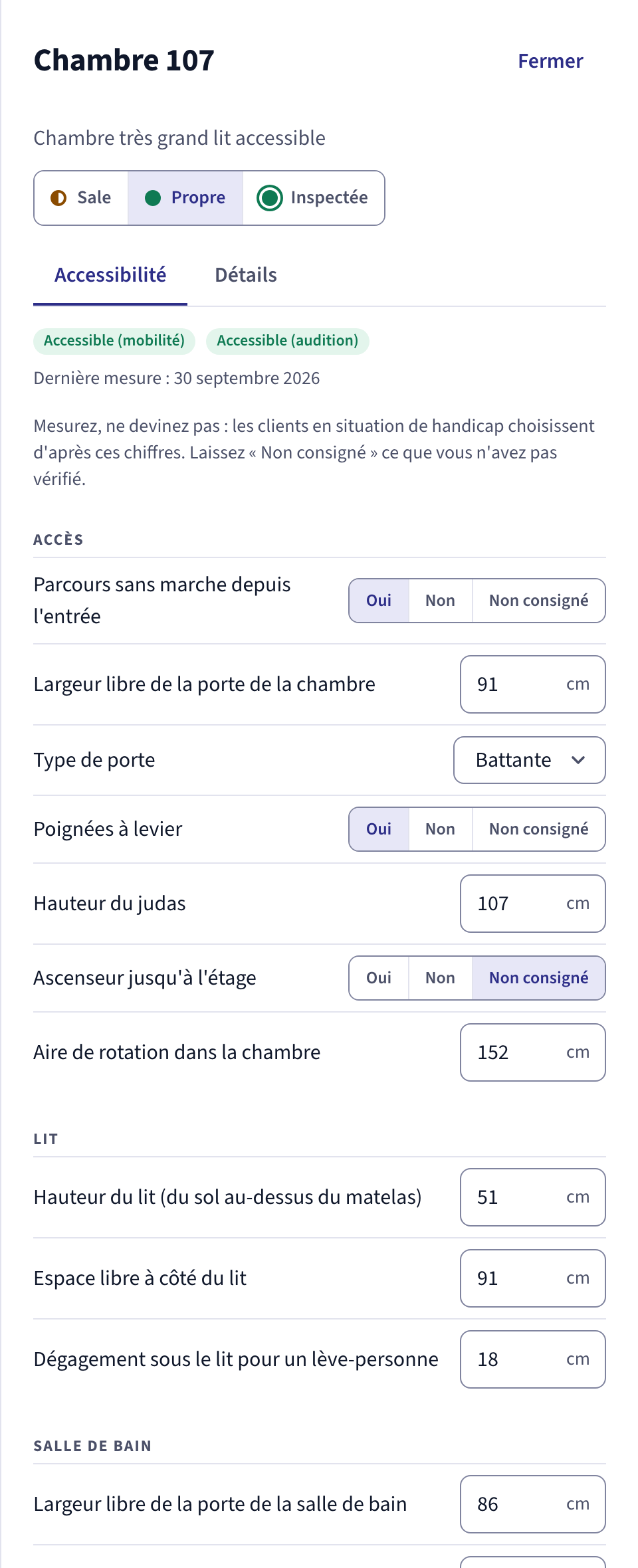 La chambre 107 dans l’application, onglet Accessibilité : parcours sans marche depuis l’entrée, largeur libre de la porte 91 cm, poignées à levier, aire de rotation 152 cm, hauteur du lit 51 cm, espace libre à côté du lit 91 cm, porte de la salle de bain 86 cm.